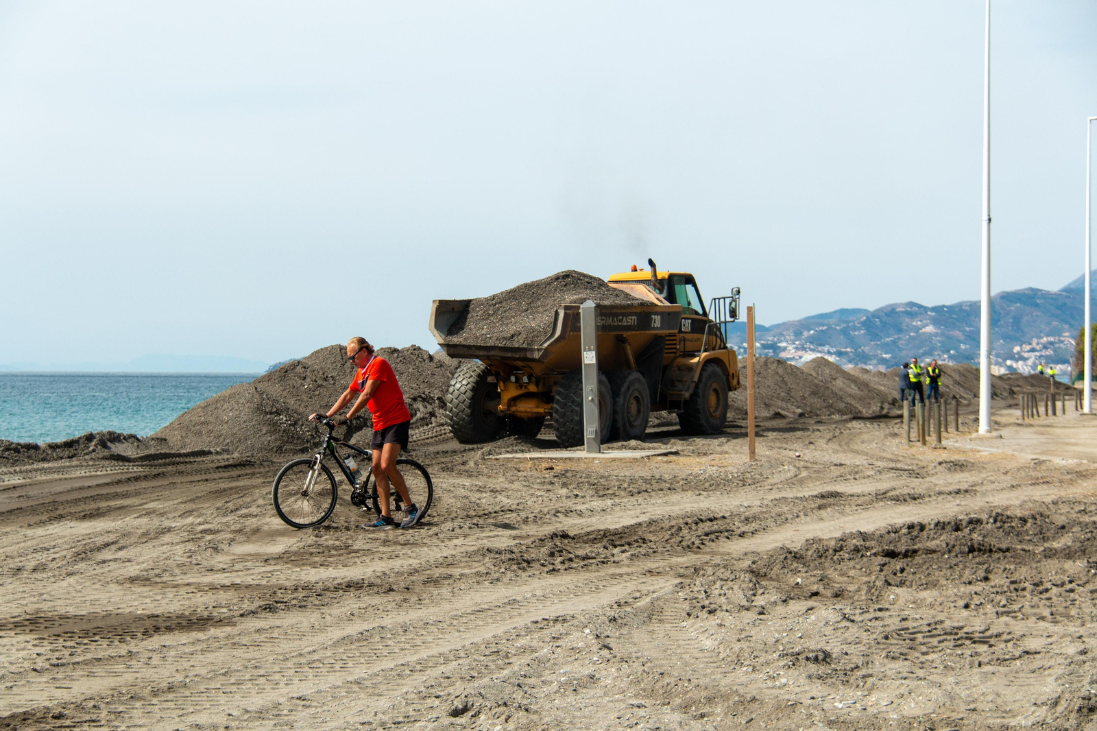 Así ha comenzado el arreglo de Playa Granada de cara a la Semana Santa