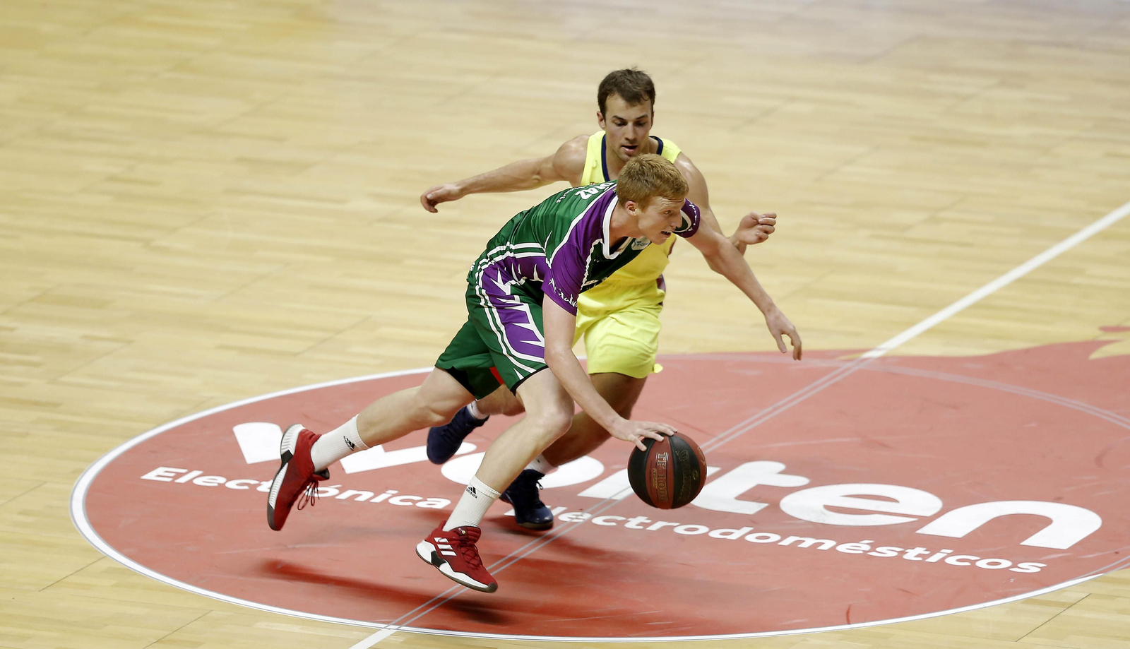 Alberto Díaz frente a Kevin Pangos.