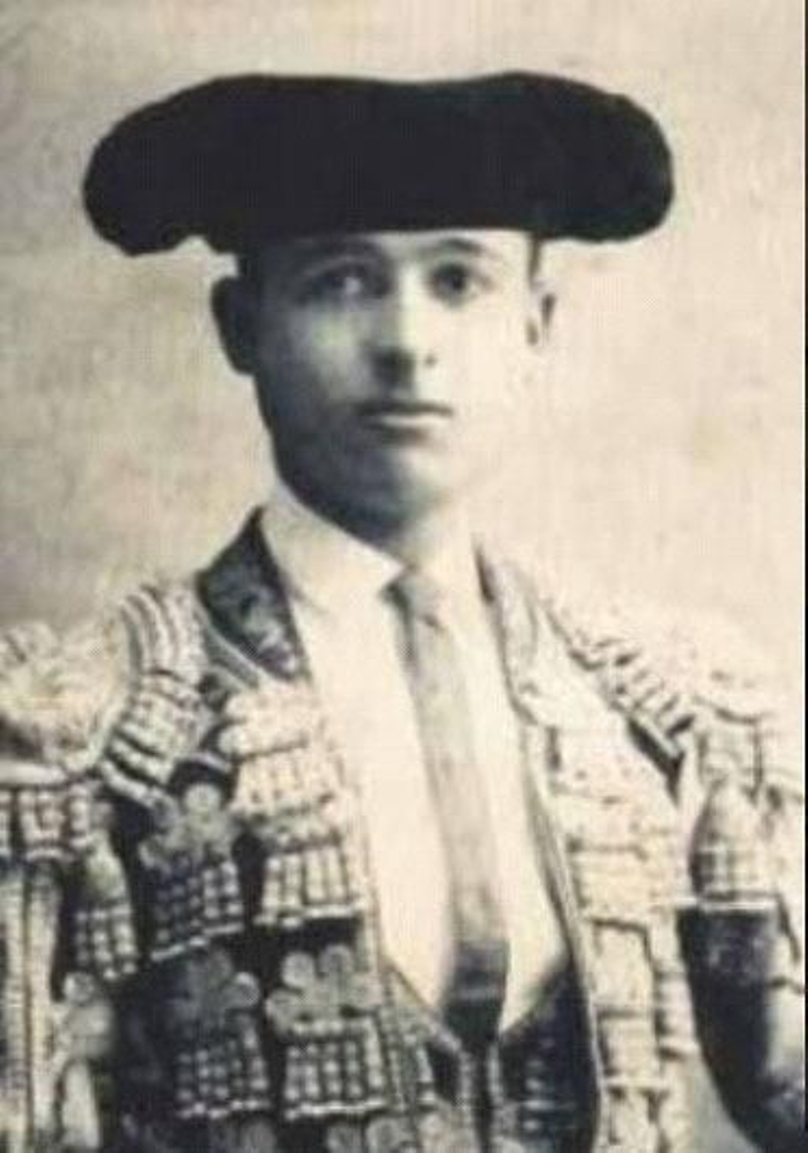 Vestido de novillero para debutar en La Maestranza, en octubre de 1907.