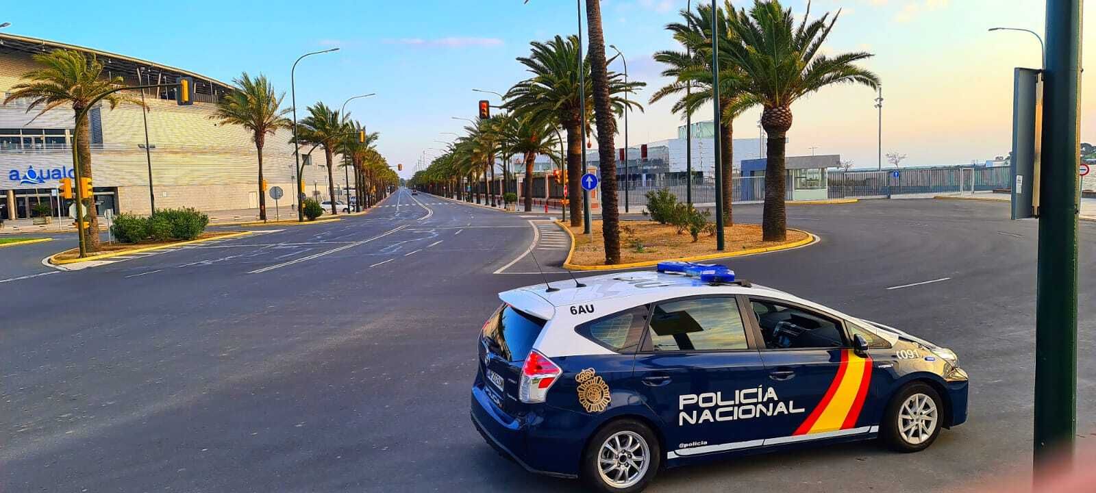 Un coche de la Policía Nacional frente al centro comercial Aqualon