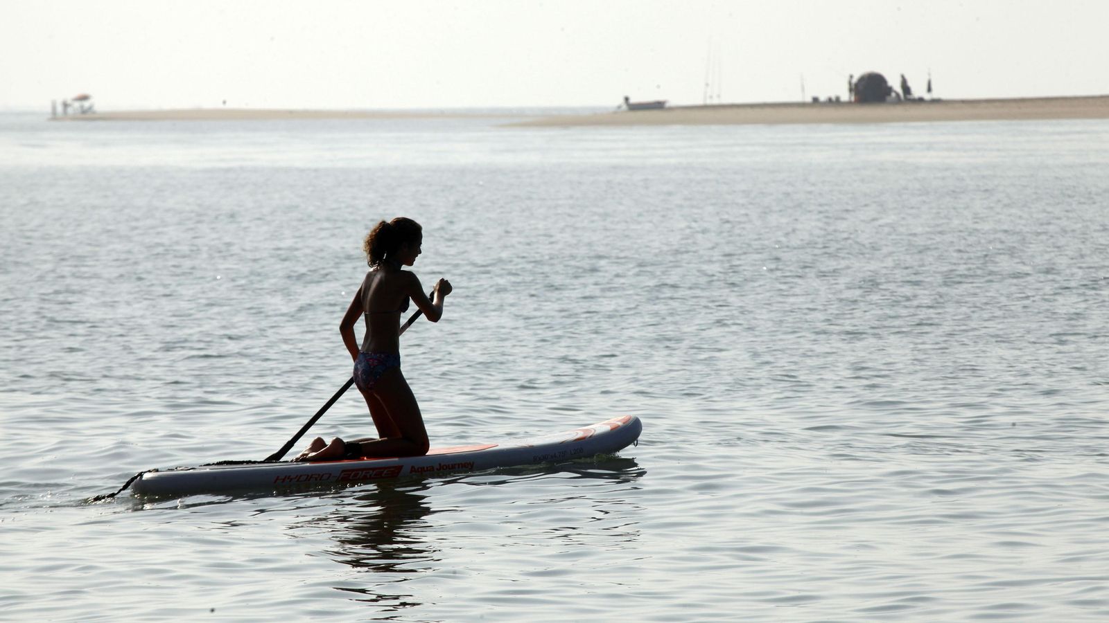 Una chica practica paddle surf en la playa de Nuevo Portil