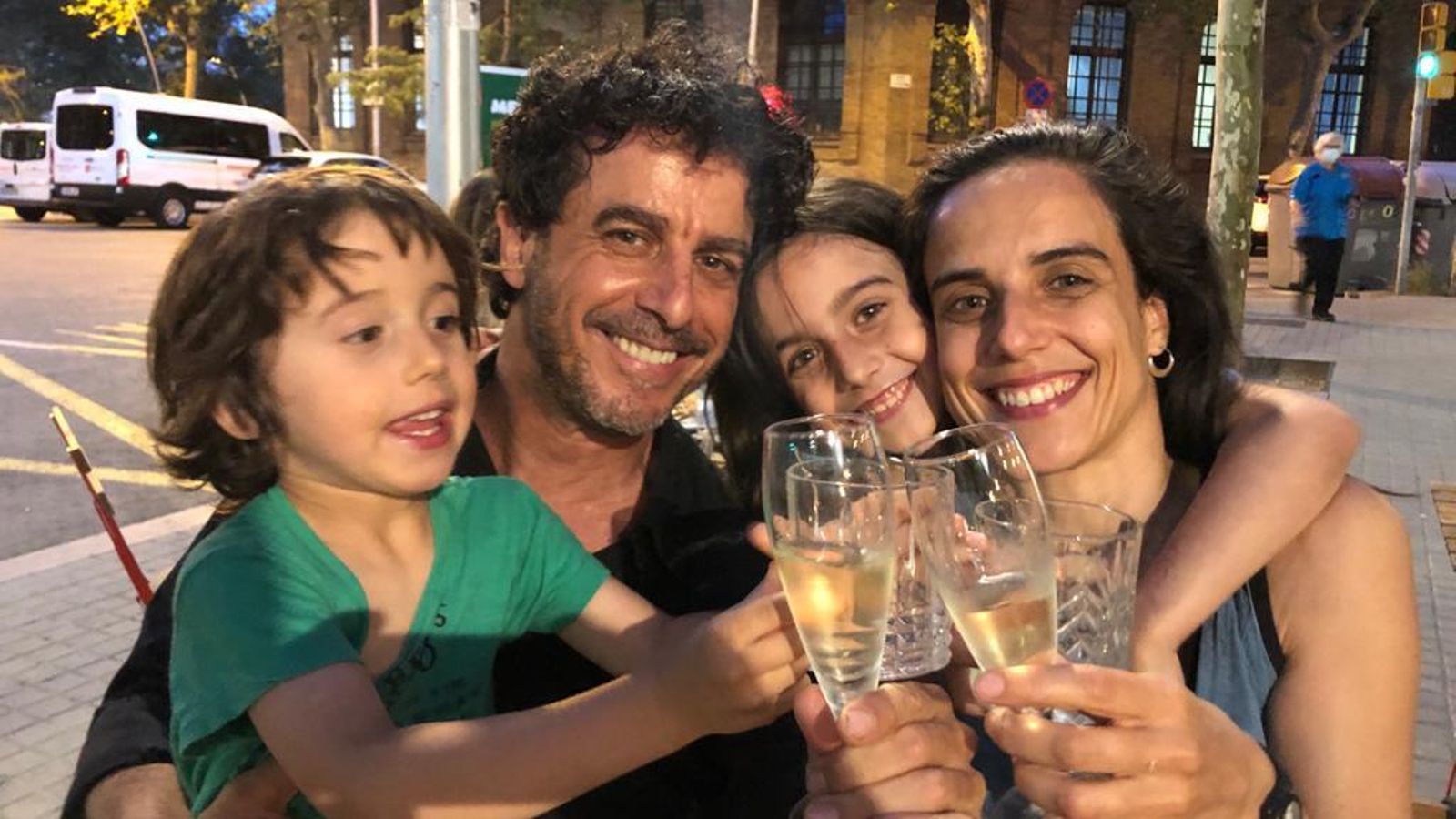 Emilio, junto a su familia, Marta, Gala y Pau, celebrando el galardón.