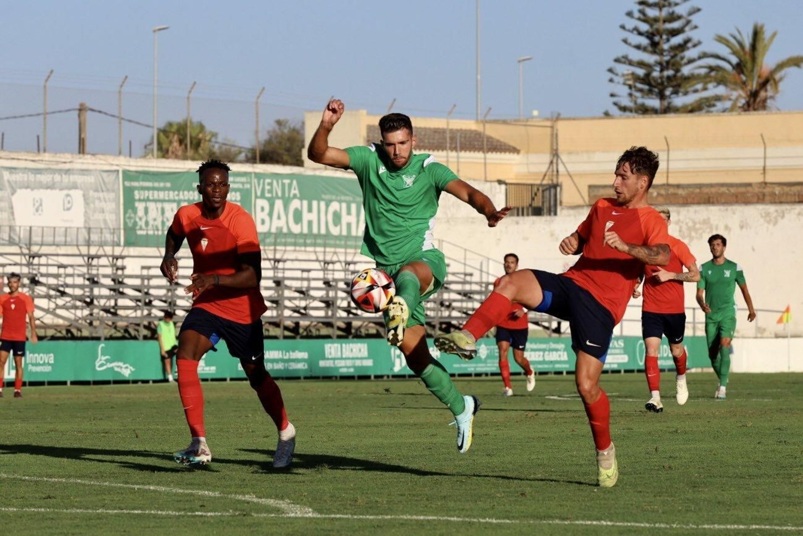 Lance del partido entre Algeciras CF y Atlético Sanluqueño