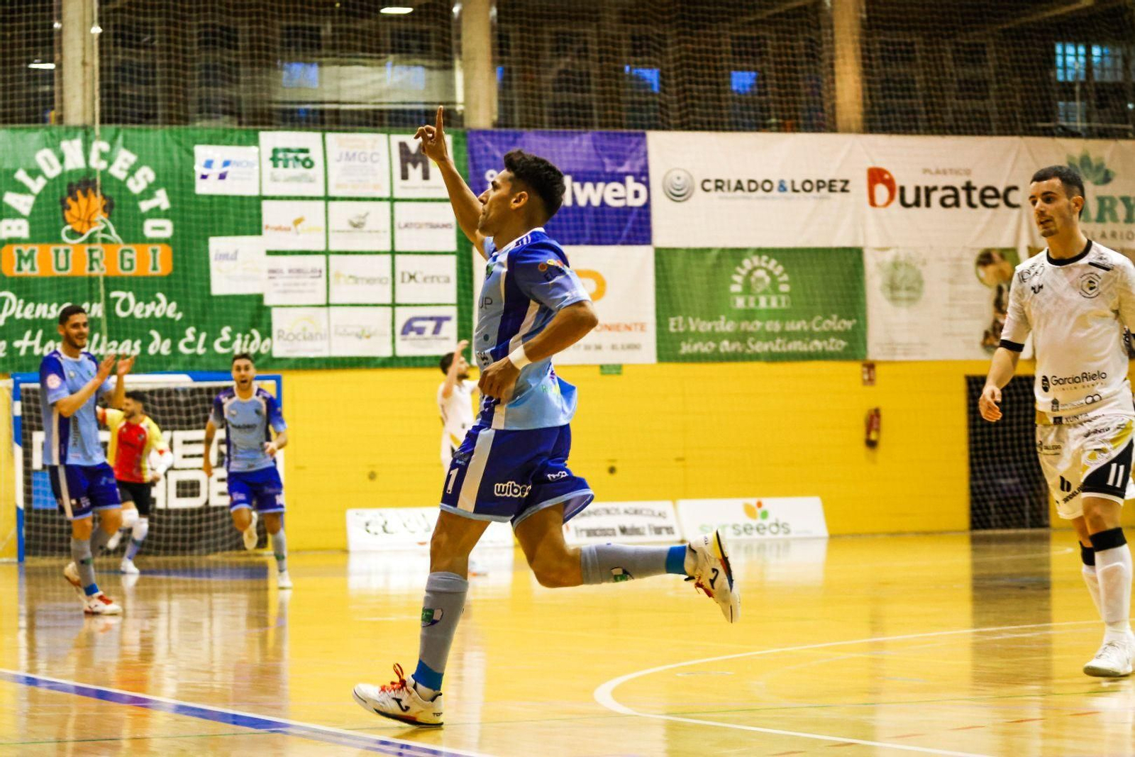 Nacho Gil celebra su tanto con el que conseguía ampliar distancias para los ejidenses.