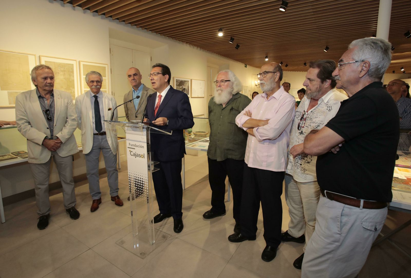 Antonio Pulido y Antonio Muñoz junto a los componentes de la Asociación Cultural Bargueño.