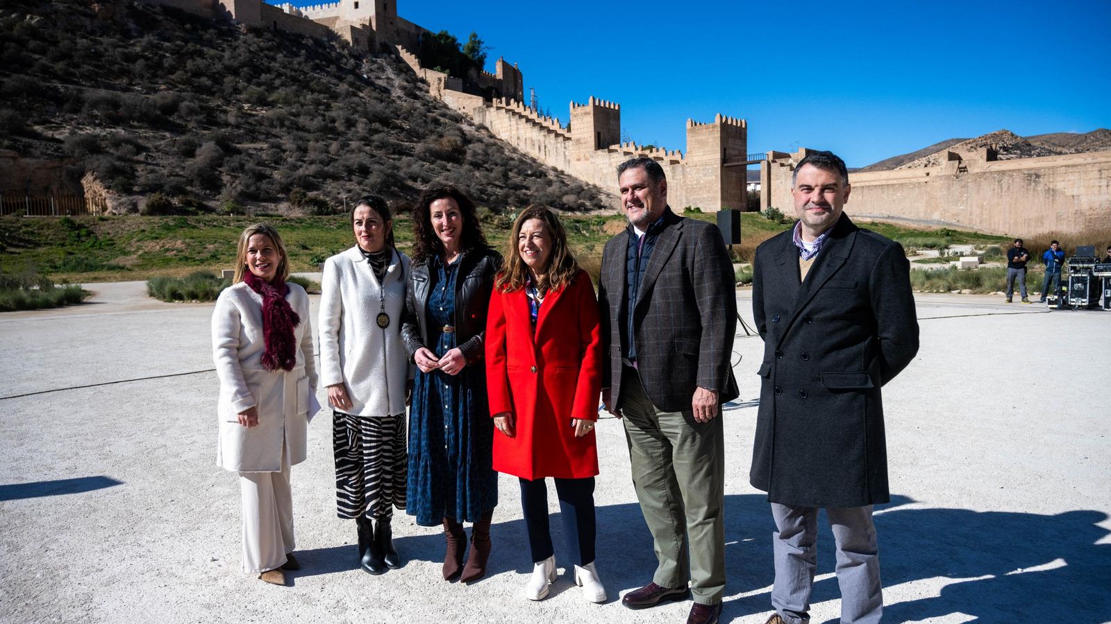 La consejera de Desarrollo Educativo junto a la alcaldesa de Almería, autoridades y docentes de los centros educativos que han protagonizado la actividad por el Día de la Paz
