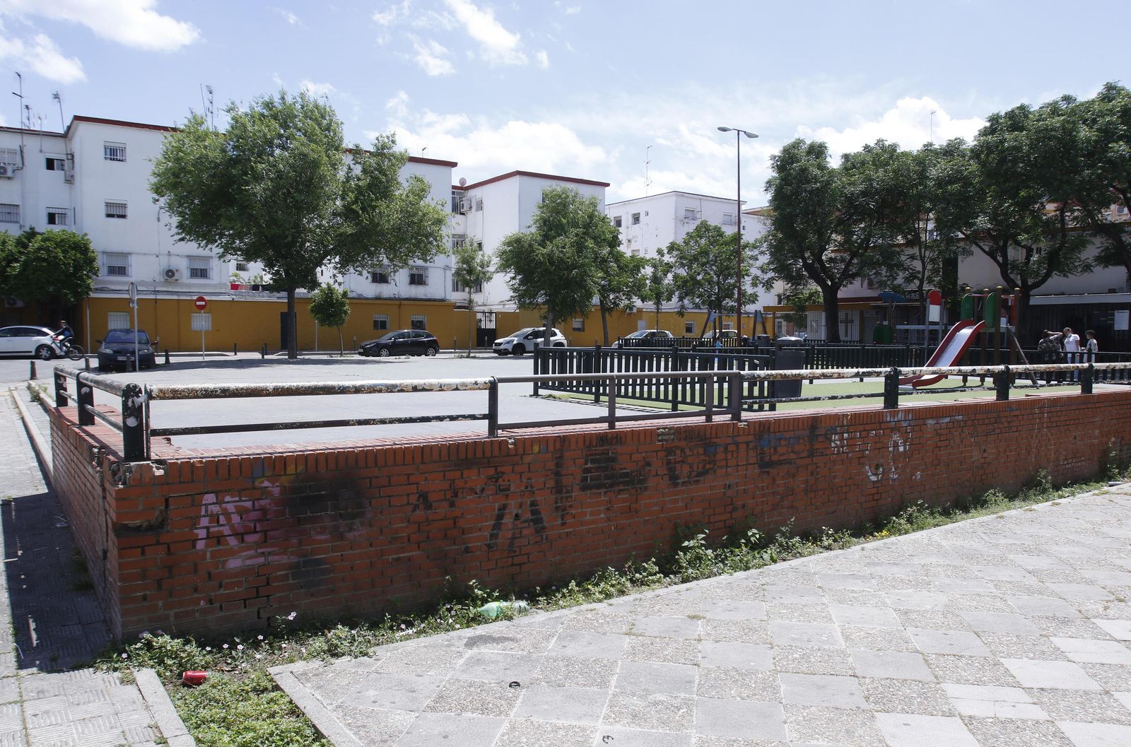 El murete de ladrillo de la plaza será demolido.