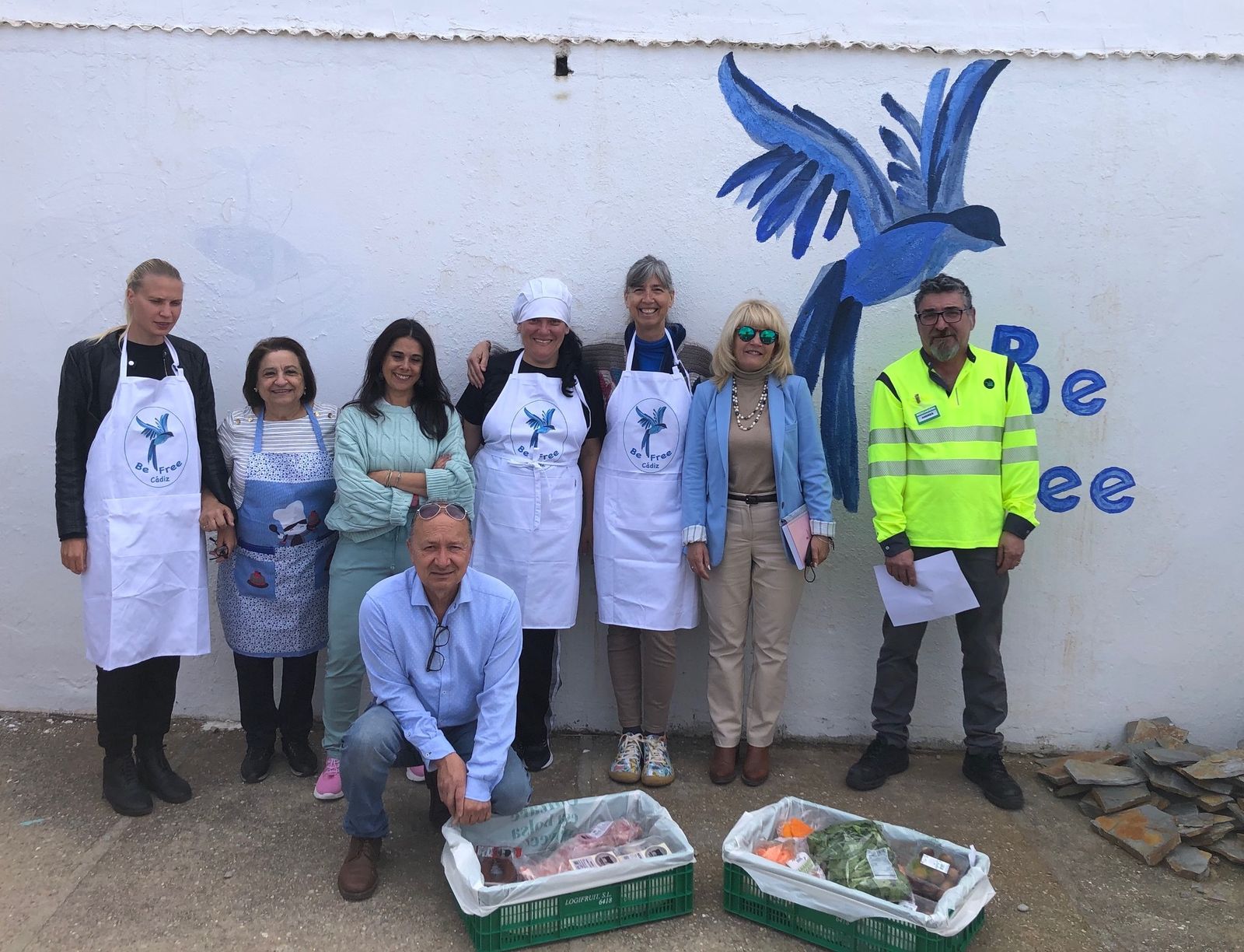 Personal de Mercadona realizando la entrega diaria de alimentos al recurso residencial Los Almendros, en Puerto Real.