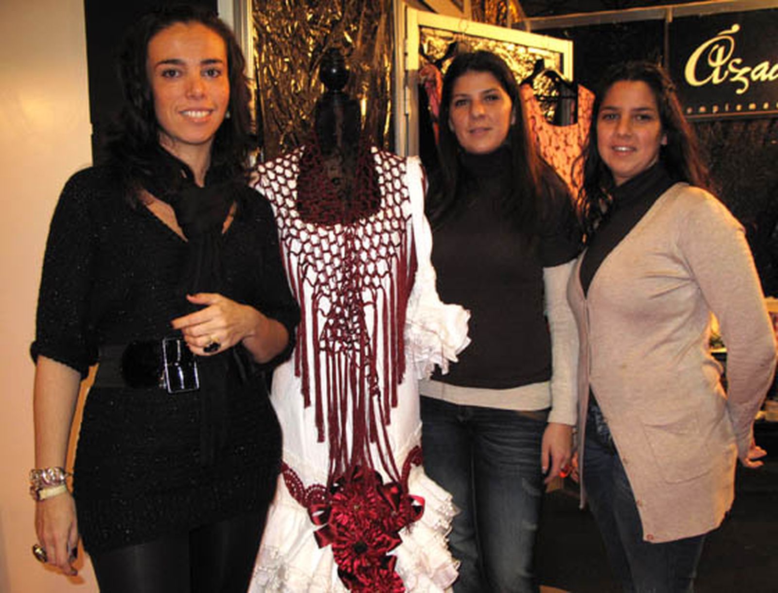 La diseñadora Margarita Freire, con Vanesa y Elisa Zamorano, de Ázaga Complementos.

Foto: Victoria Ramírez