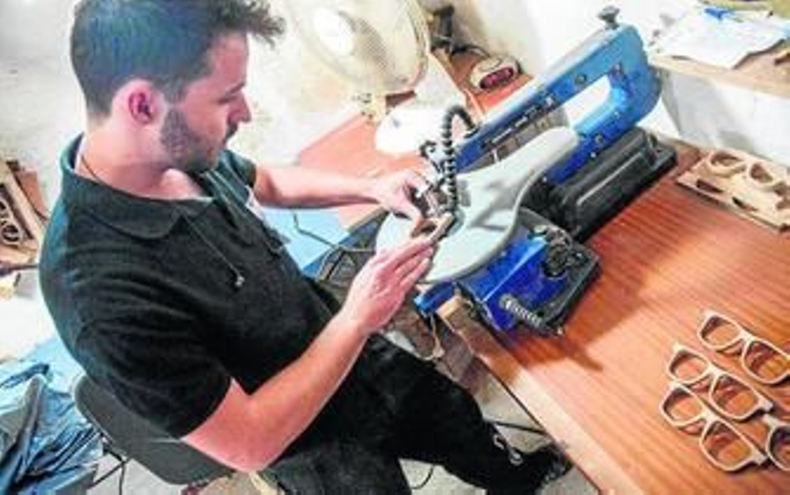 Jesús Pérez Muñoz, uno de los creadores de las gafas de madera, trabajando en su taller.