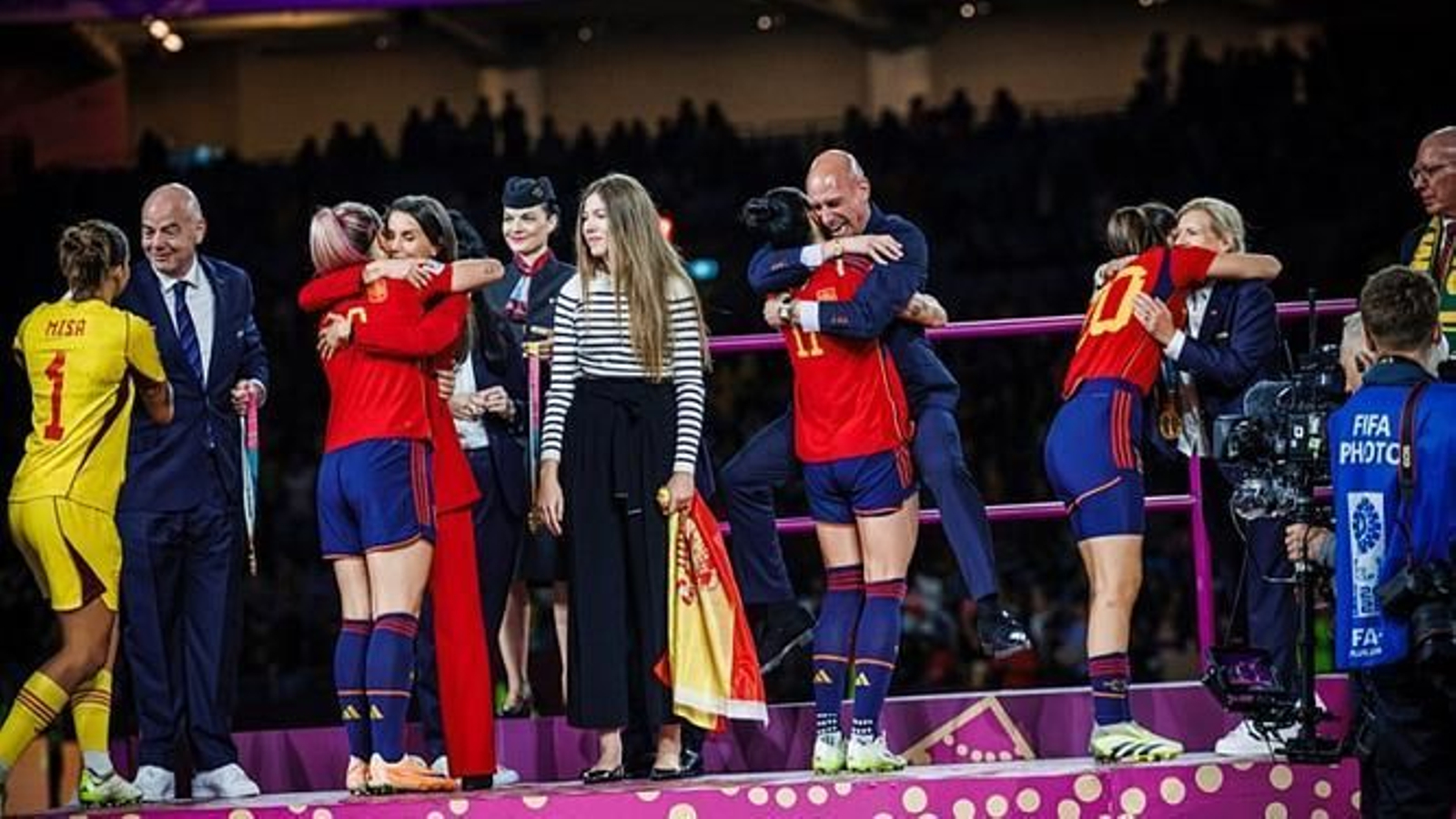 Momento en el que Luis Rubiales salta y se agarra a Jenni Hermoso.