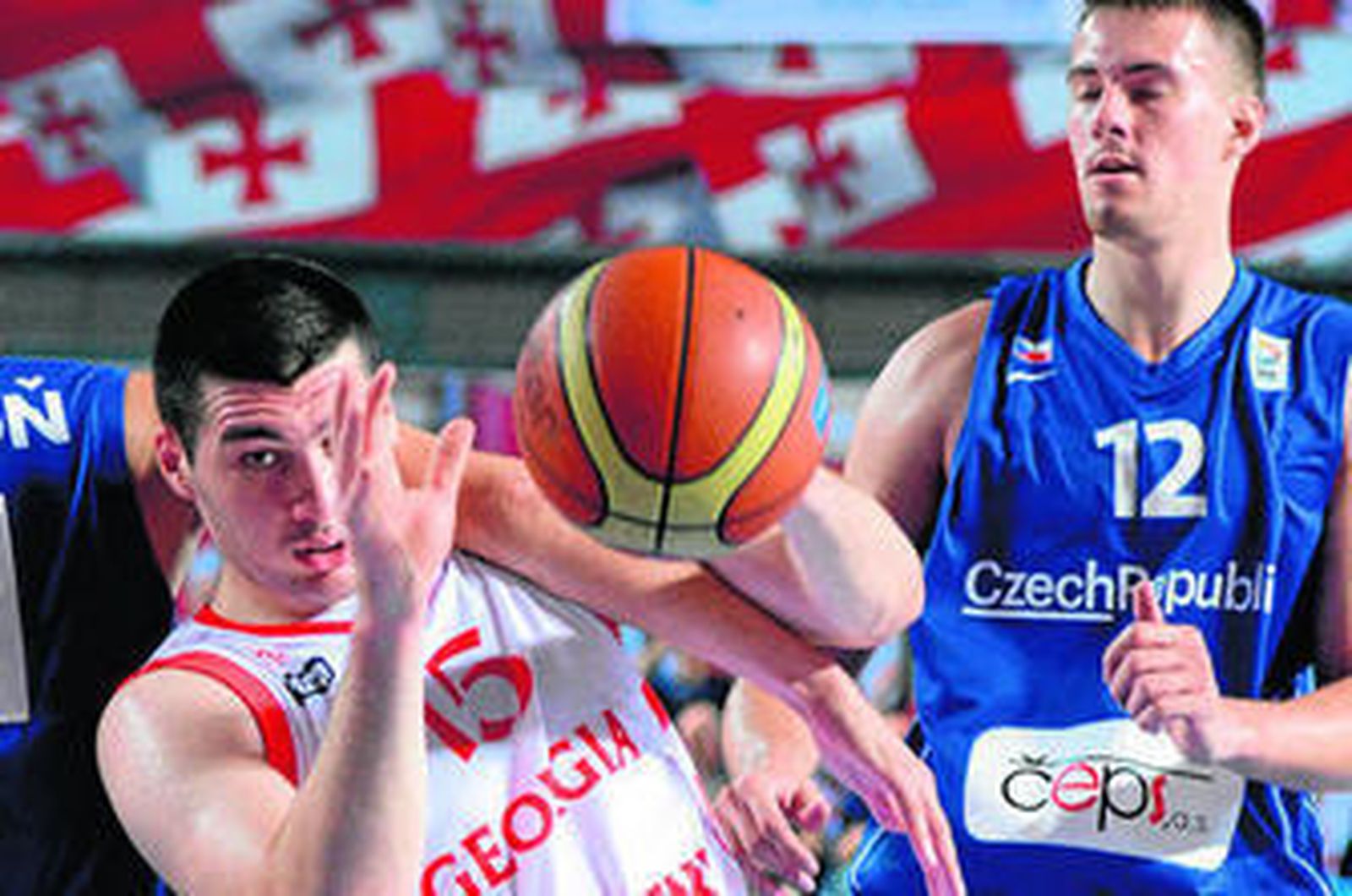 Burjanadze pelea por un balón, en presencia de Balvin, en el duelo entre Georgia y la República Checa del Preeuropeo.