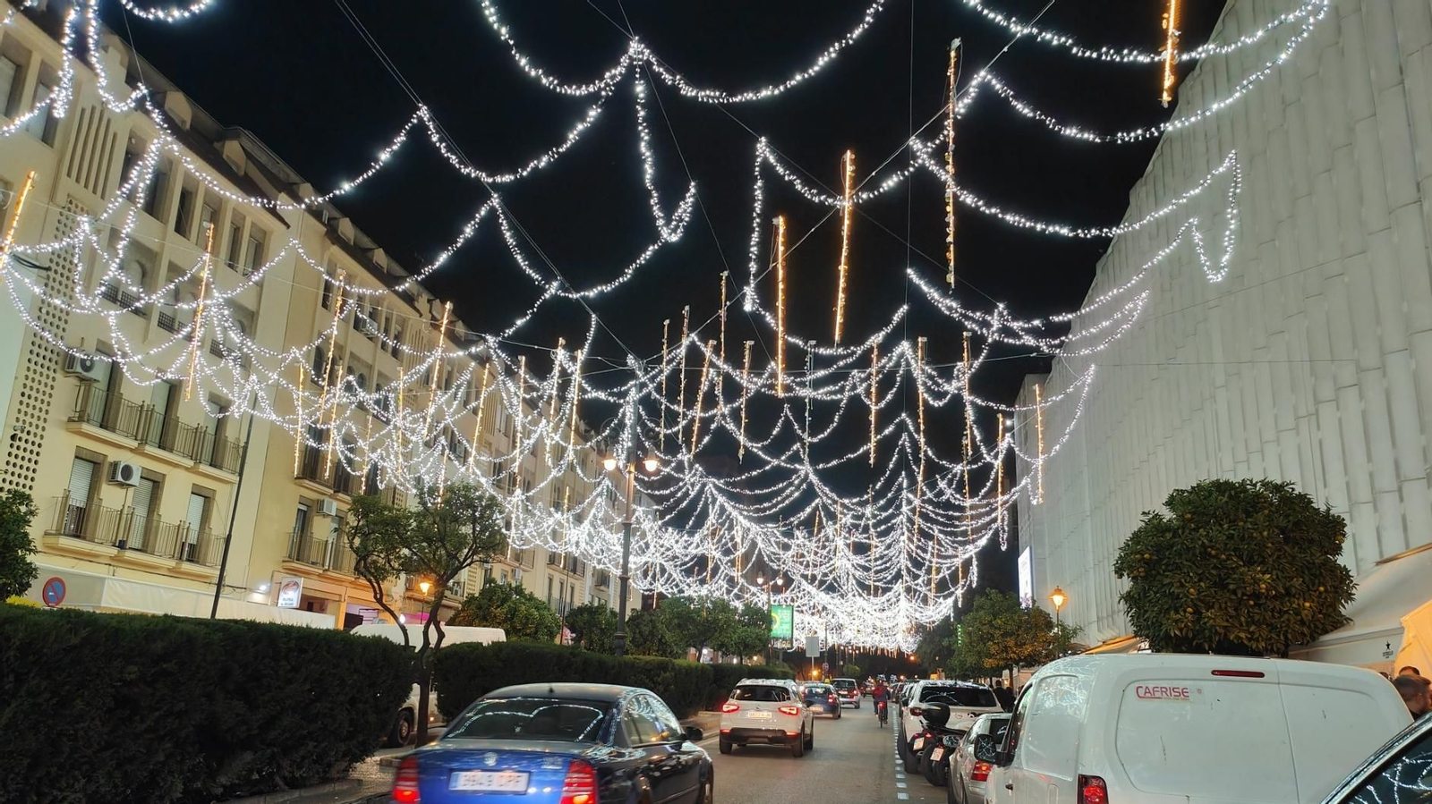 Imágenes del alumbrado navideño en las calles de Huelva