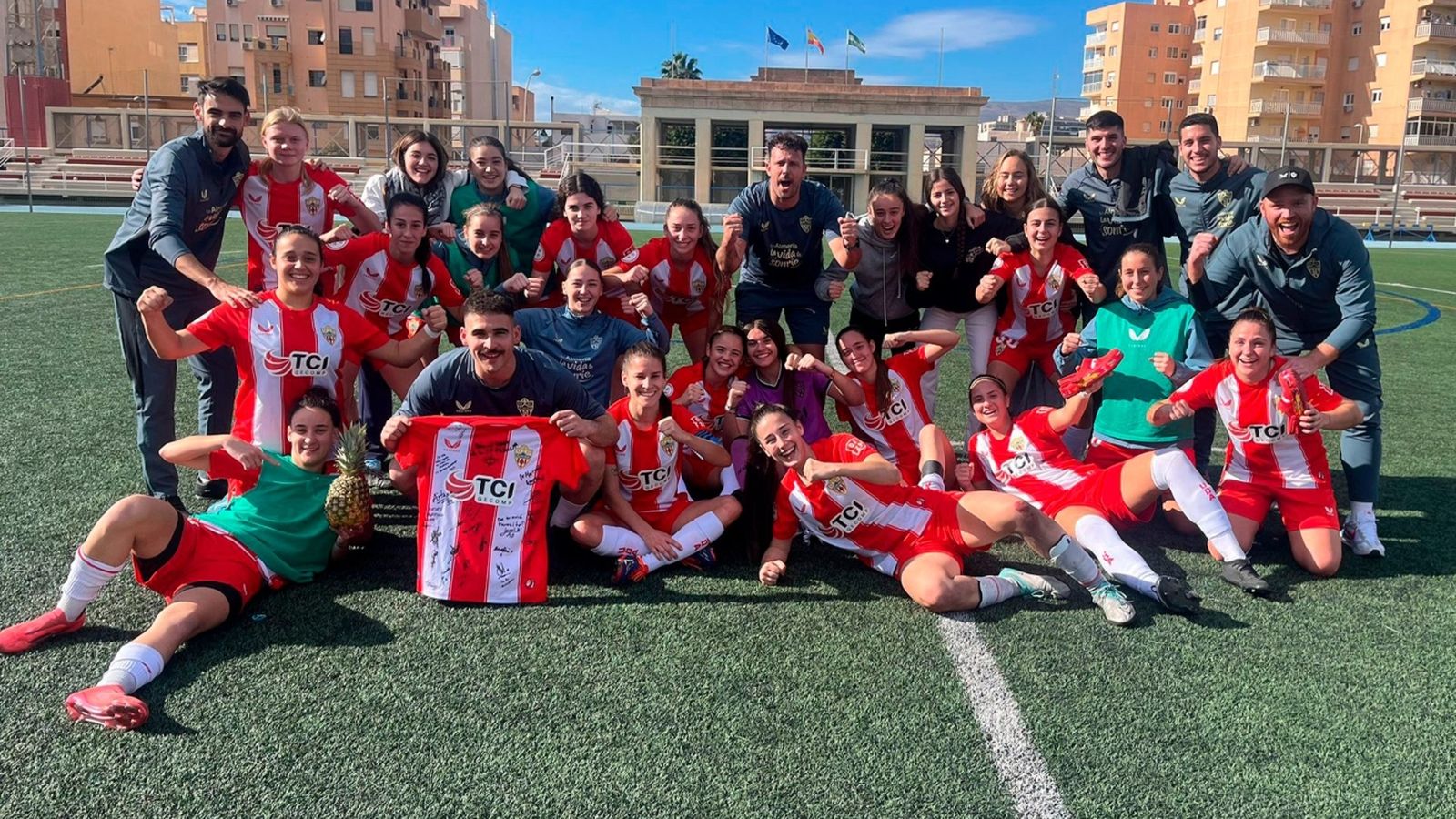 Las rojiblancas celebran una nueva victoria en el campeonato liguero.