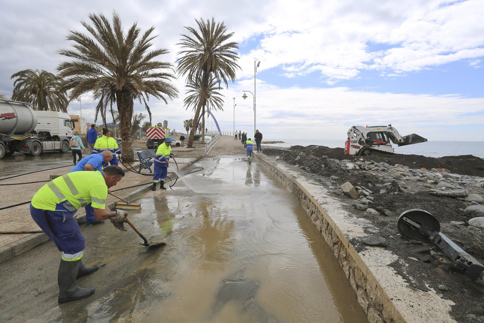 Las fotos de los trabajos en los paseos marítimos y chiringuitos de Málaga para paliar los efectos del temporal