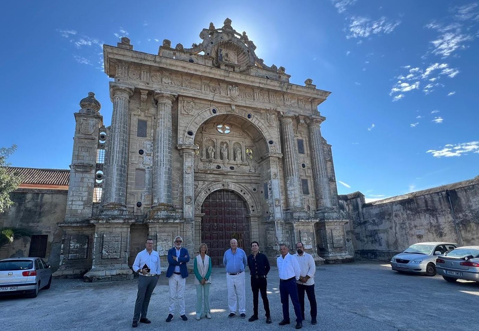 Miembros de la junta directiva de la asociación, con Carmen Pina.