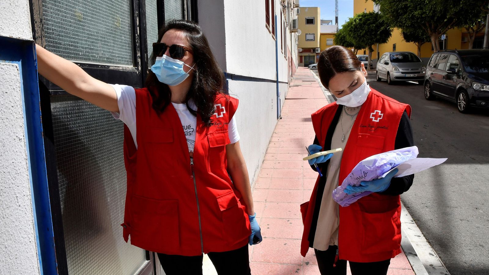Los voluntarios también reparten los deberes a domicilio.