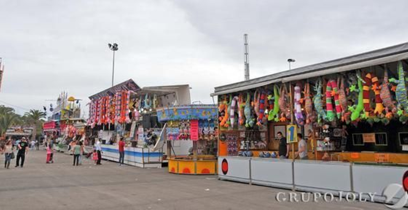 Panóramica de una de las calles atestadas por tómbolas, prácticamente desierta, a primeras horas de la tarde.

Foto: Manuel Aranda