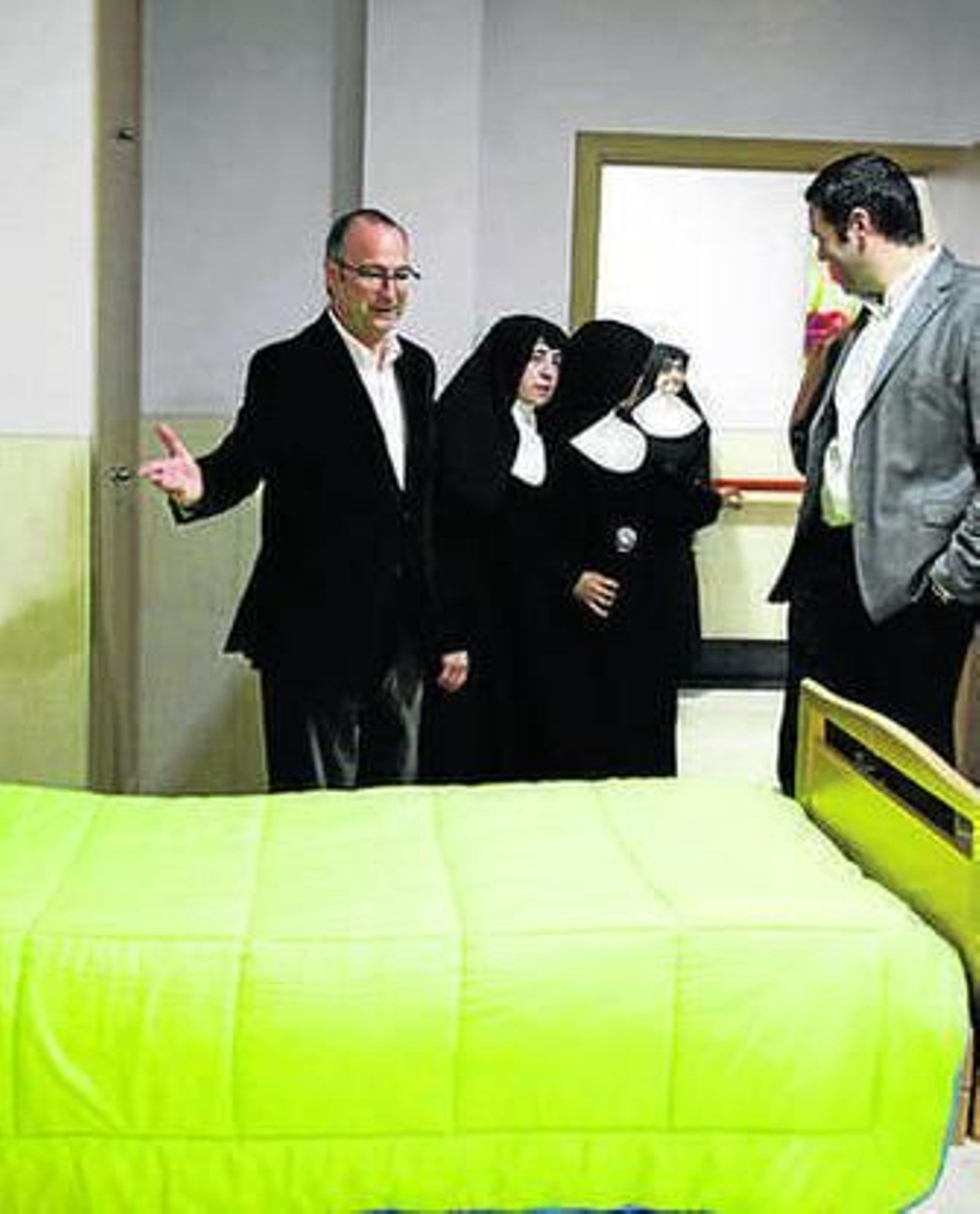 El alcalde junto a las hermanas.