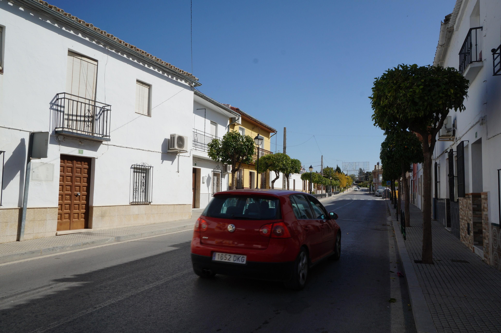 Un vehículo atraviesa Las Navas del Selpillar.