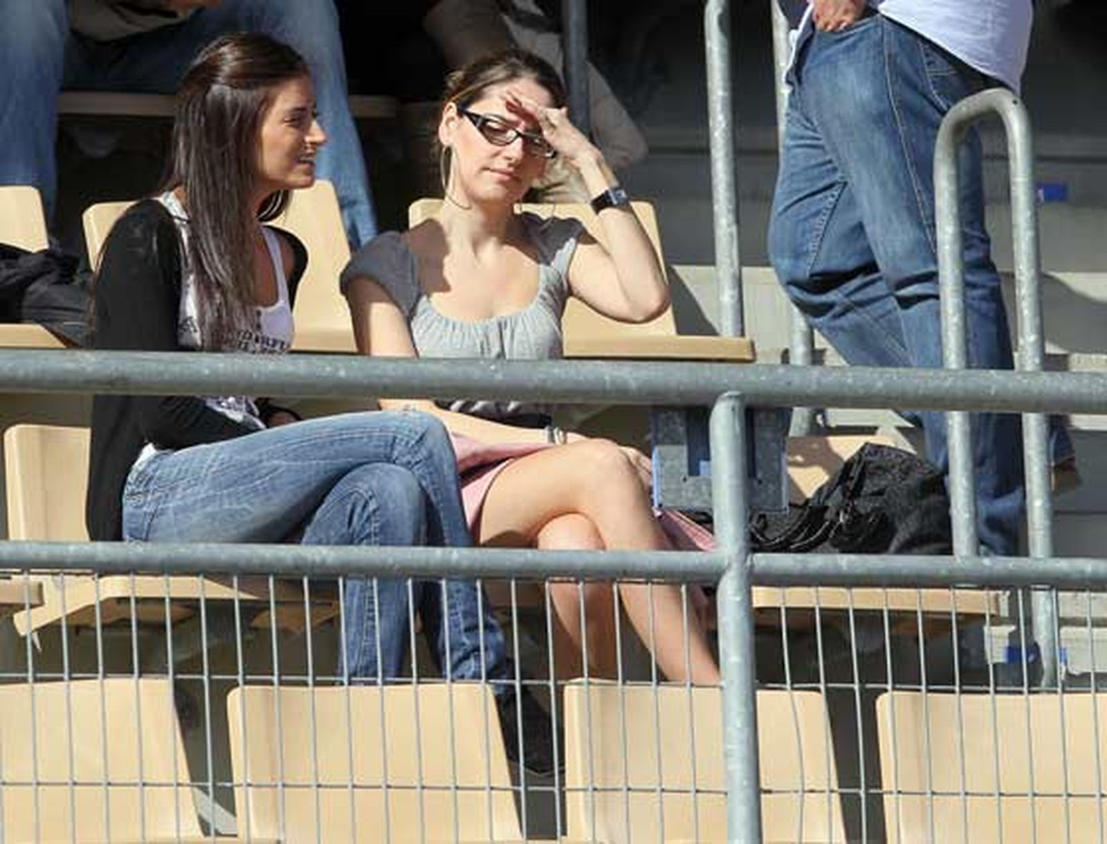 El sol se pasó por Chapín y fue una bendición para muchos aficionados que encontraron en él un refugio importante para evitar el frío.

Foto: Miguel Angel Gonzalez