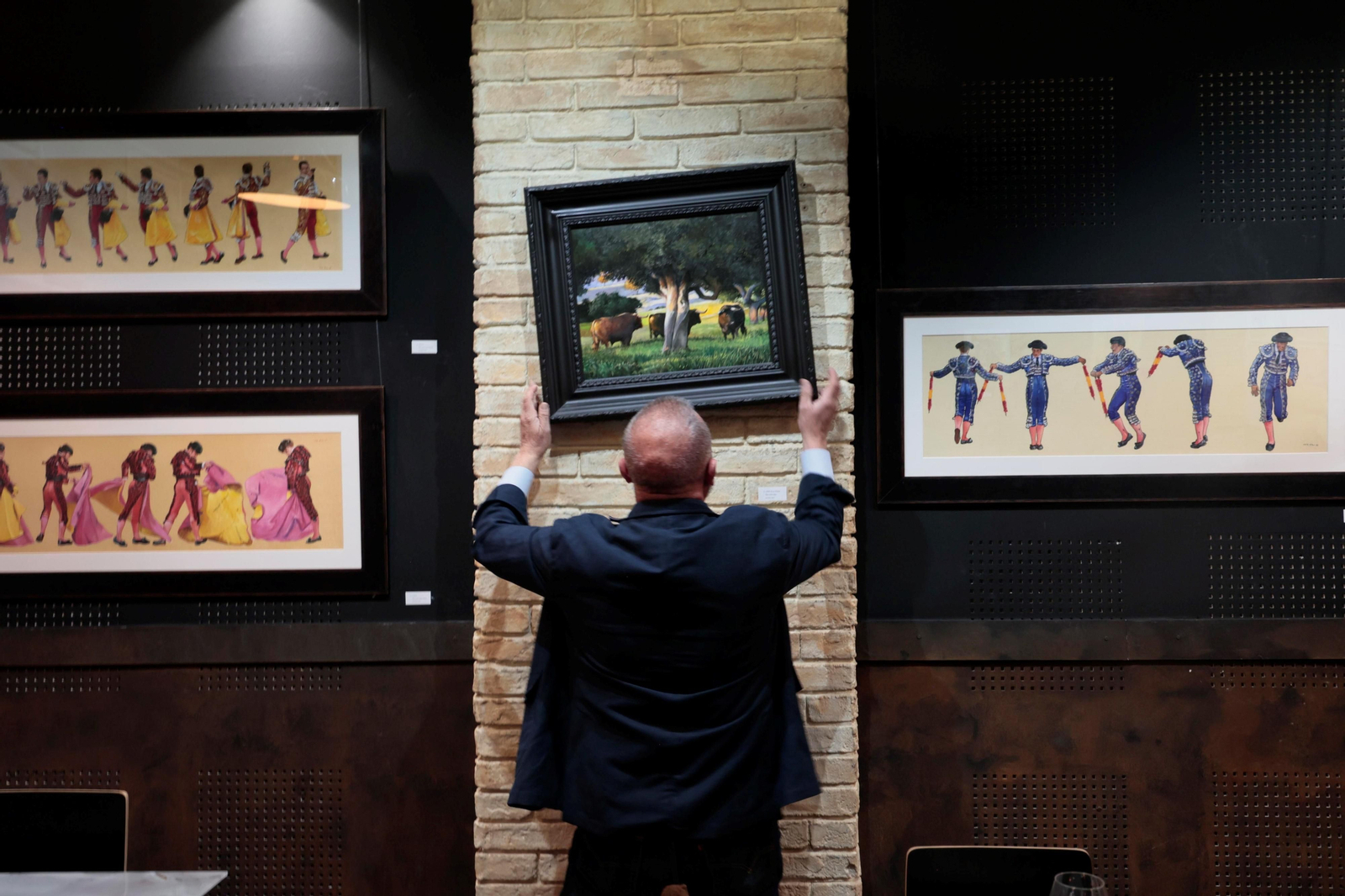 Luis Rizo cuelga en una columna de La Frida uno de los cuadros suyos que aparecen en la muestra. Luis Rizo cuelga en una columna de La Frida uno de los cuadros suyos que aparecen en la muestra.
