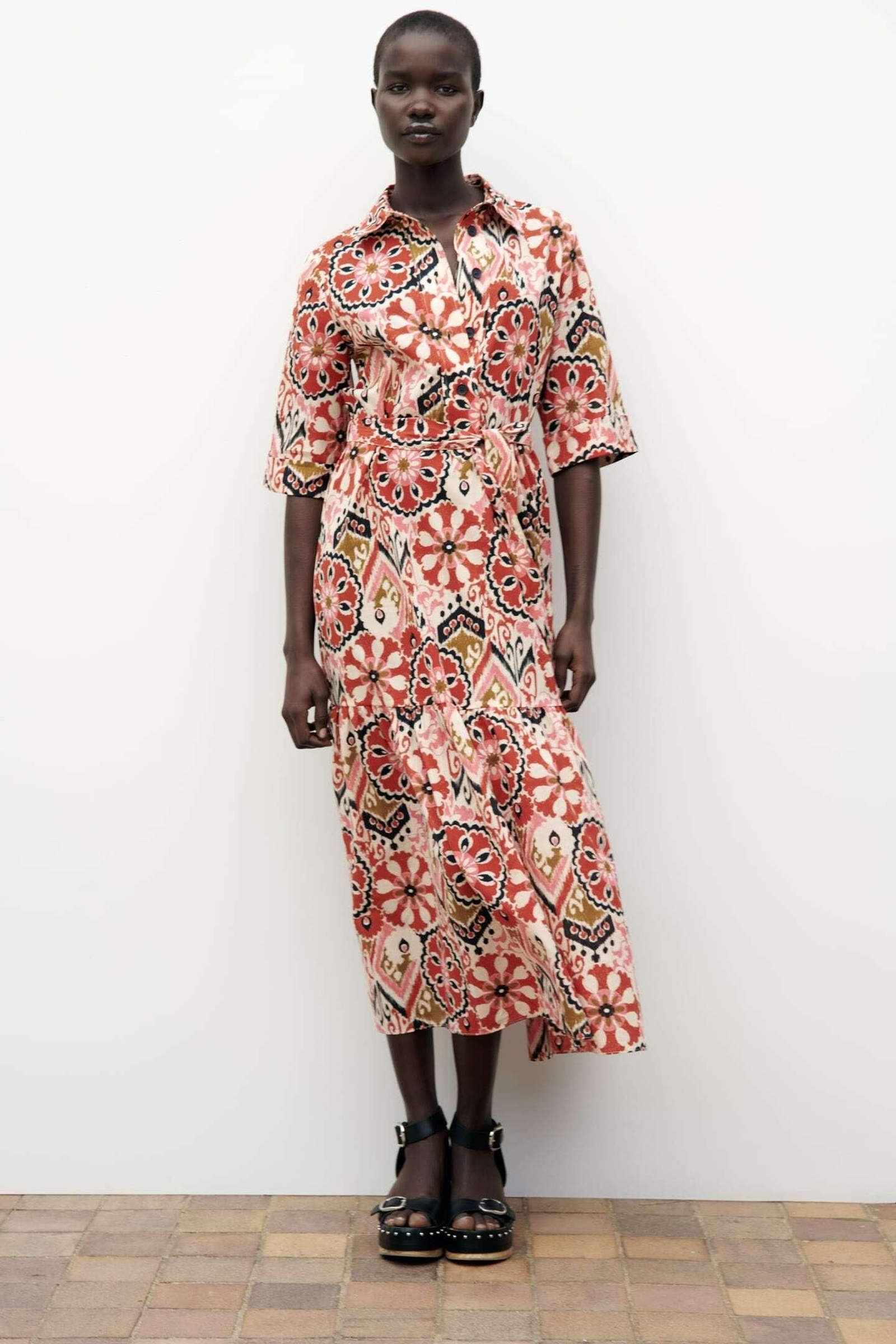 Vestido con cinturón de Zara.