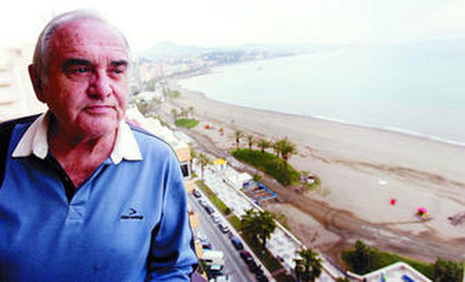 López Peláez en la terraza de su vivienda con la playa de La Malagueta de fondo.