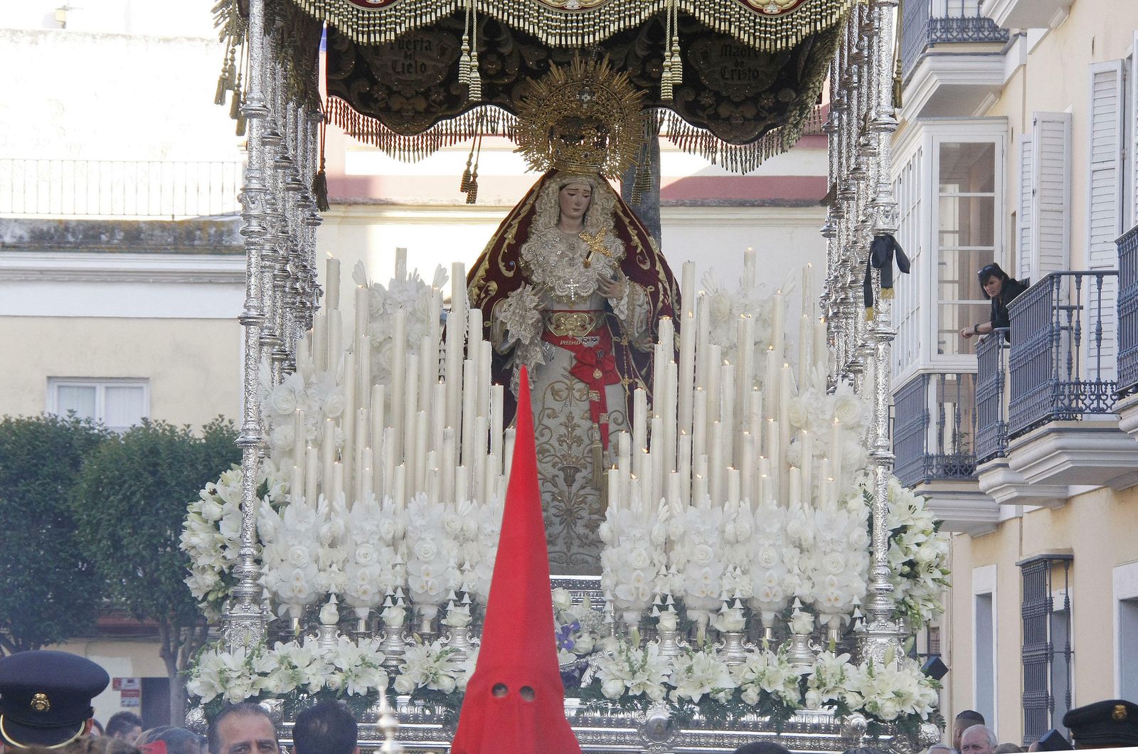 Otra imagen del paso de la Virgen.