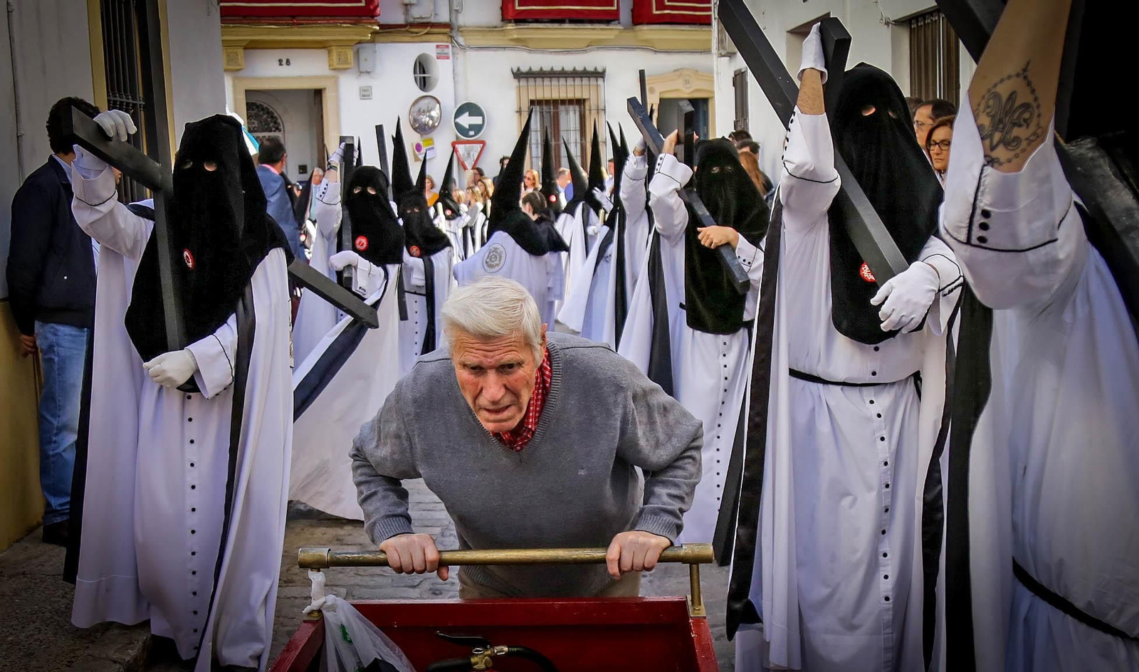 En la imagen, un miembro de la corporación de La Albarizuela empuja un carrito con todo tipo de enseres que, quizás sí o quizás no, pueden ser necesarios en caso de apuro.