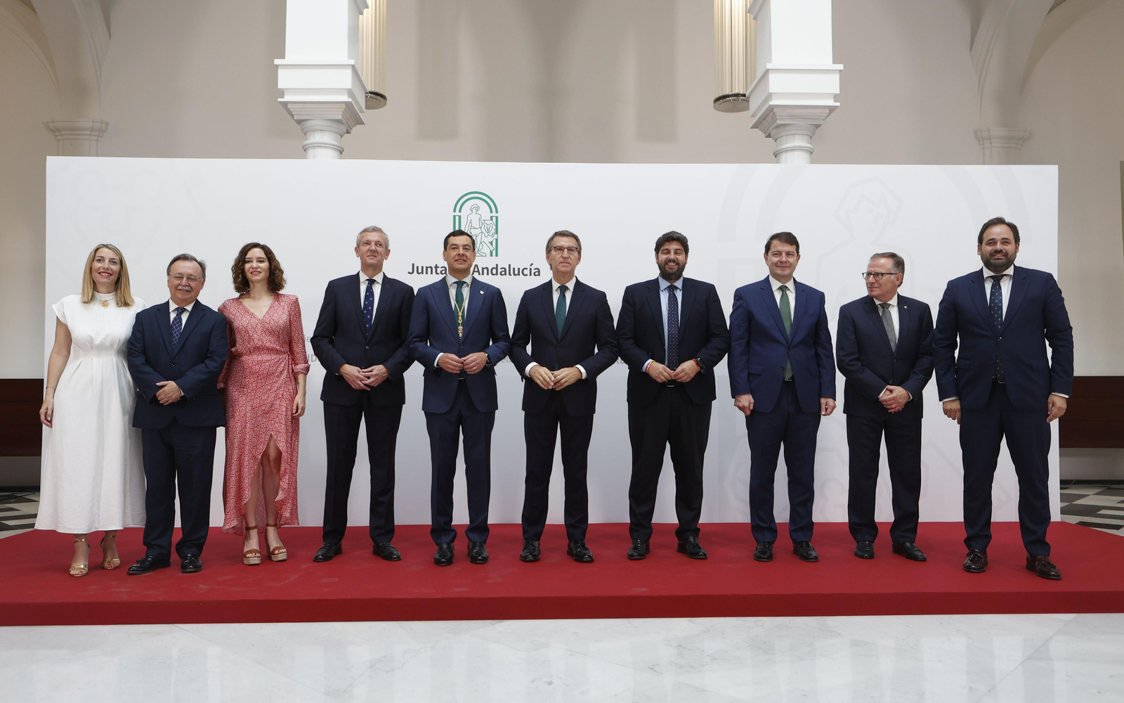 Los representantes de las comunidades autónomas junto a Moreno y Feijóo.