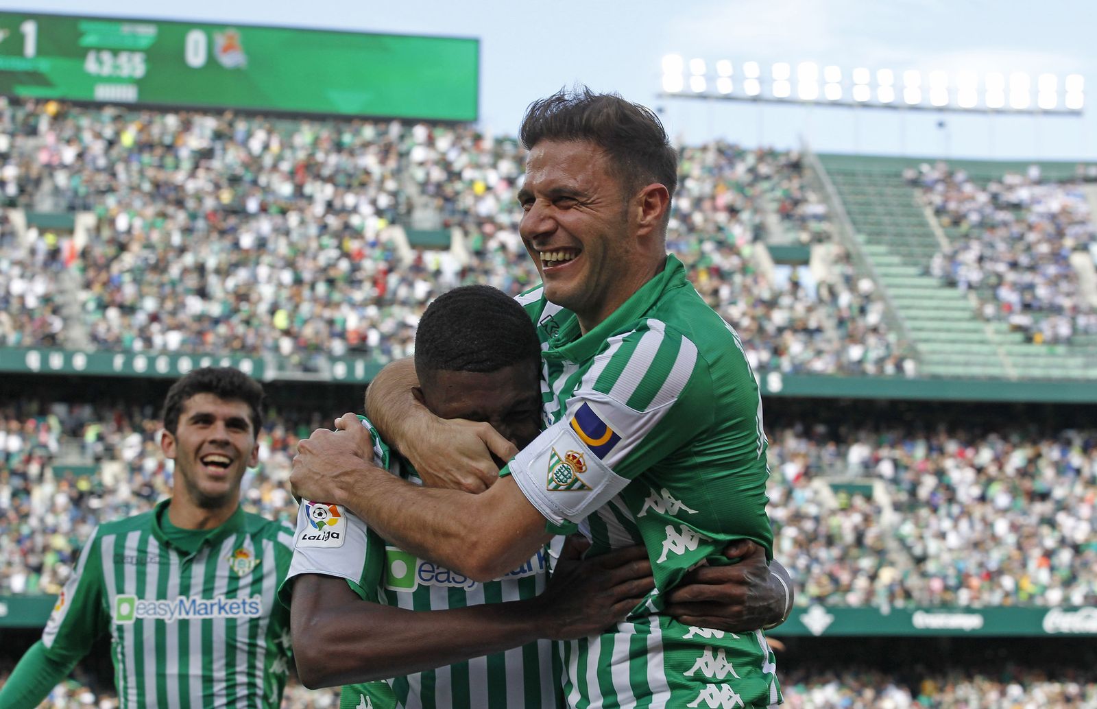 Joaquín celebra su gol junto a Emerson, quien le había asistido.