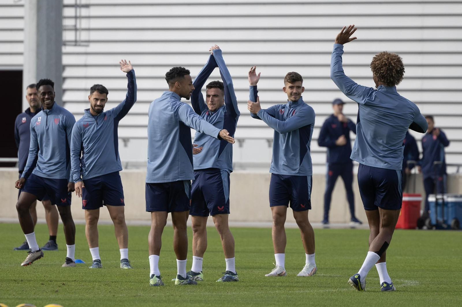 Sow se explica ante Lokonga, Suso, Pedrosa, Kike Salas y Badé tras un ejercicio.