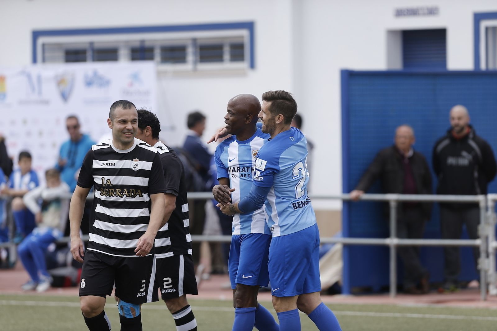 Dely Valdés y Javi Ramos celebran un gol.