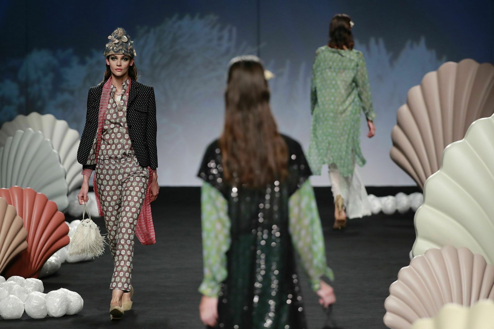 Un momento del desfile de Ailanto el domingo.