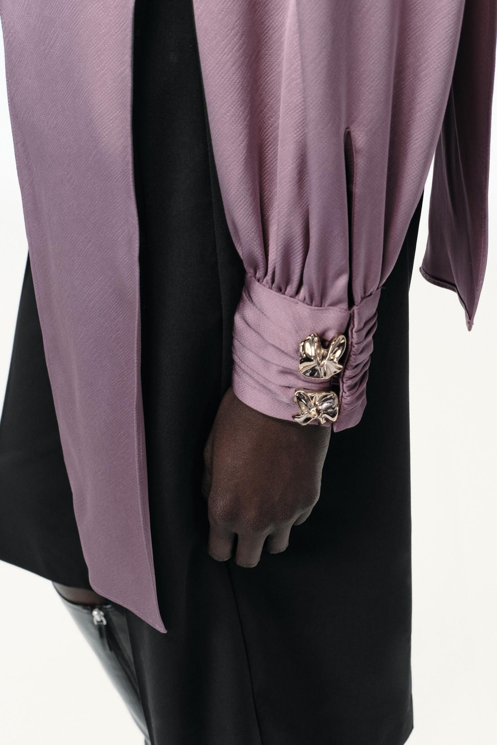 Blusa con lazada de Zara.