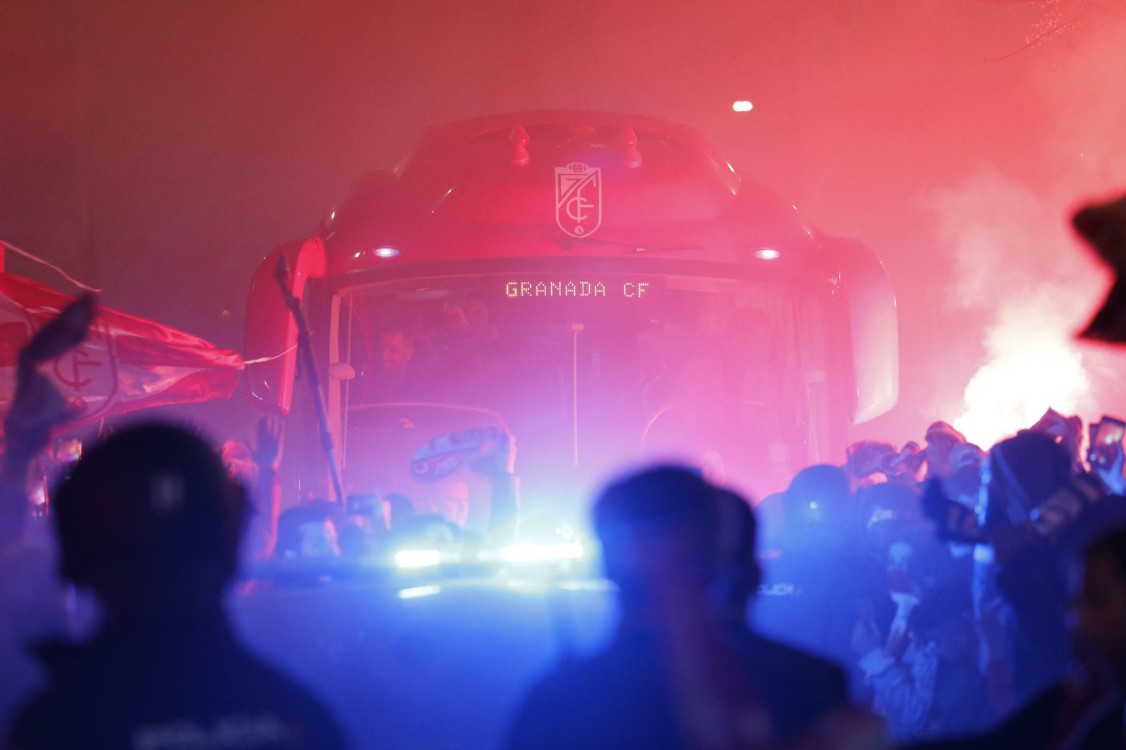 Apoteósico recibimiento a la plantilla del Granada