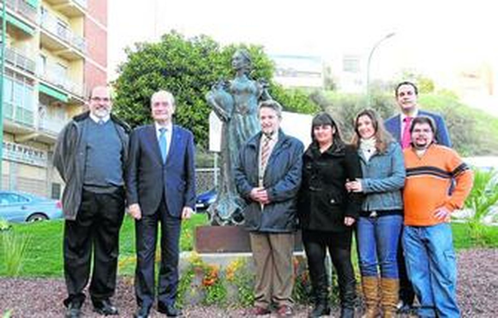 El alcalde, ayer, durante la inauguración de la escultura.