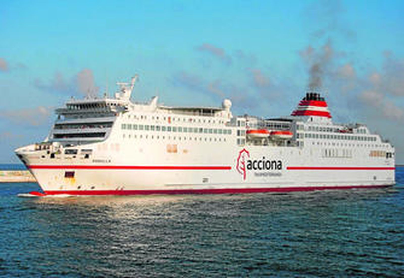 El buque Sorolla, con una eslora de 172 metros y capacidad para 988 pasajeros y 140 vehículos, realiza el trayecto entre la ciudad autónoma y Almería.