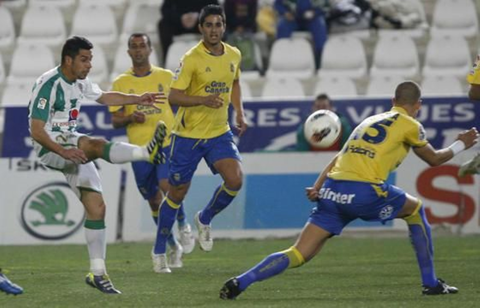 El Córdoba acosa desde el inicio la portería rival y se sobrepone a un penalti fallado por Vitolo con un golazo de Javi Patiño.

Foto: Álvaro Carmona