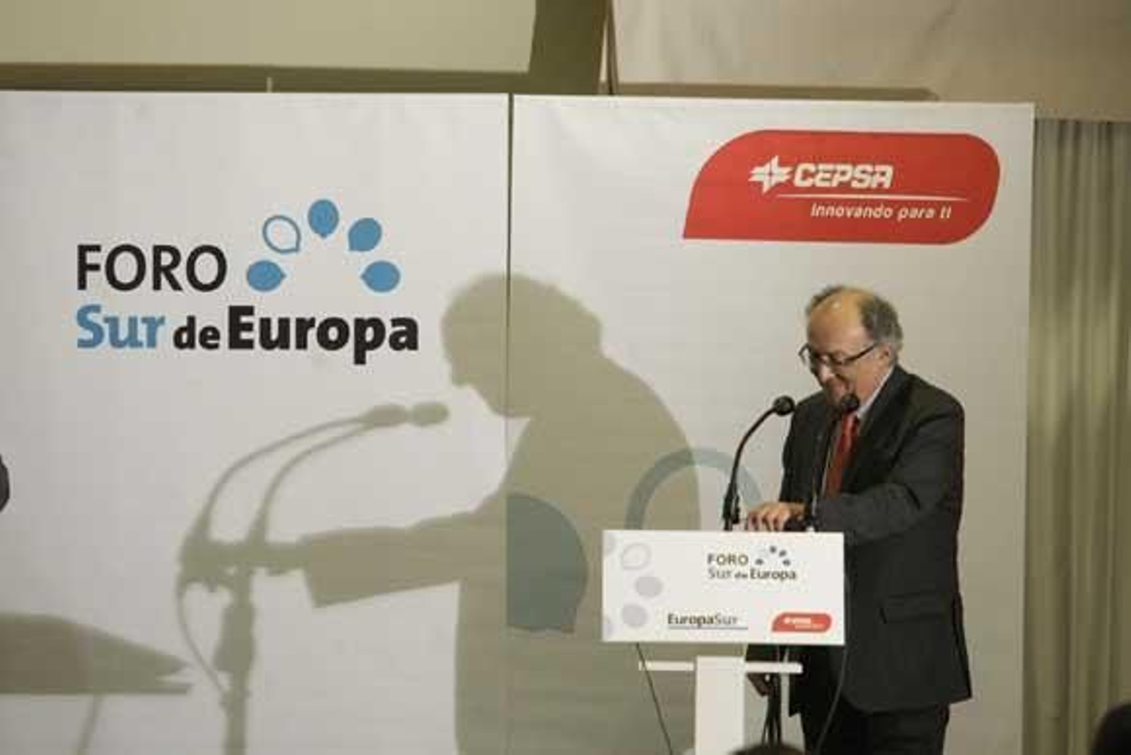 El Presidente del Organismo Público Puertos del Estado, Fernando González Laxe, en un momento de su intervención/Fotos:Erasmo Fenoy

Foto: Erasmo Fenoy