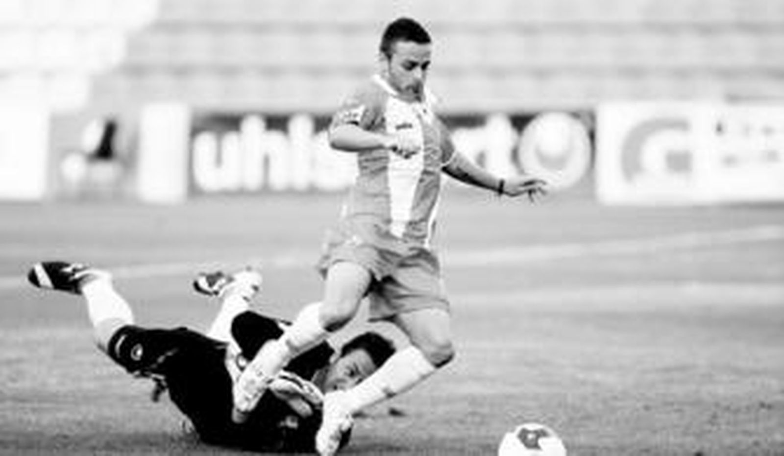 Crusat dribla al meta almeriense del Alicante Ricardo en un amistoso.