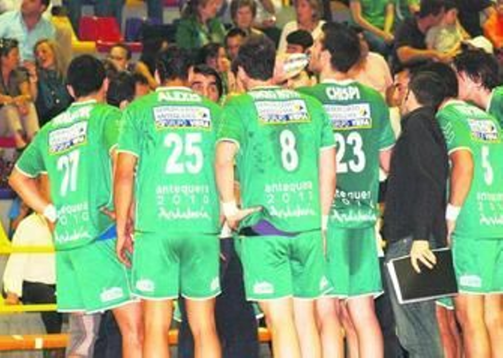 Ortega da instrucciones a sus jugadores durante el partido.