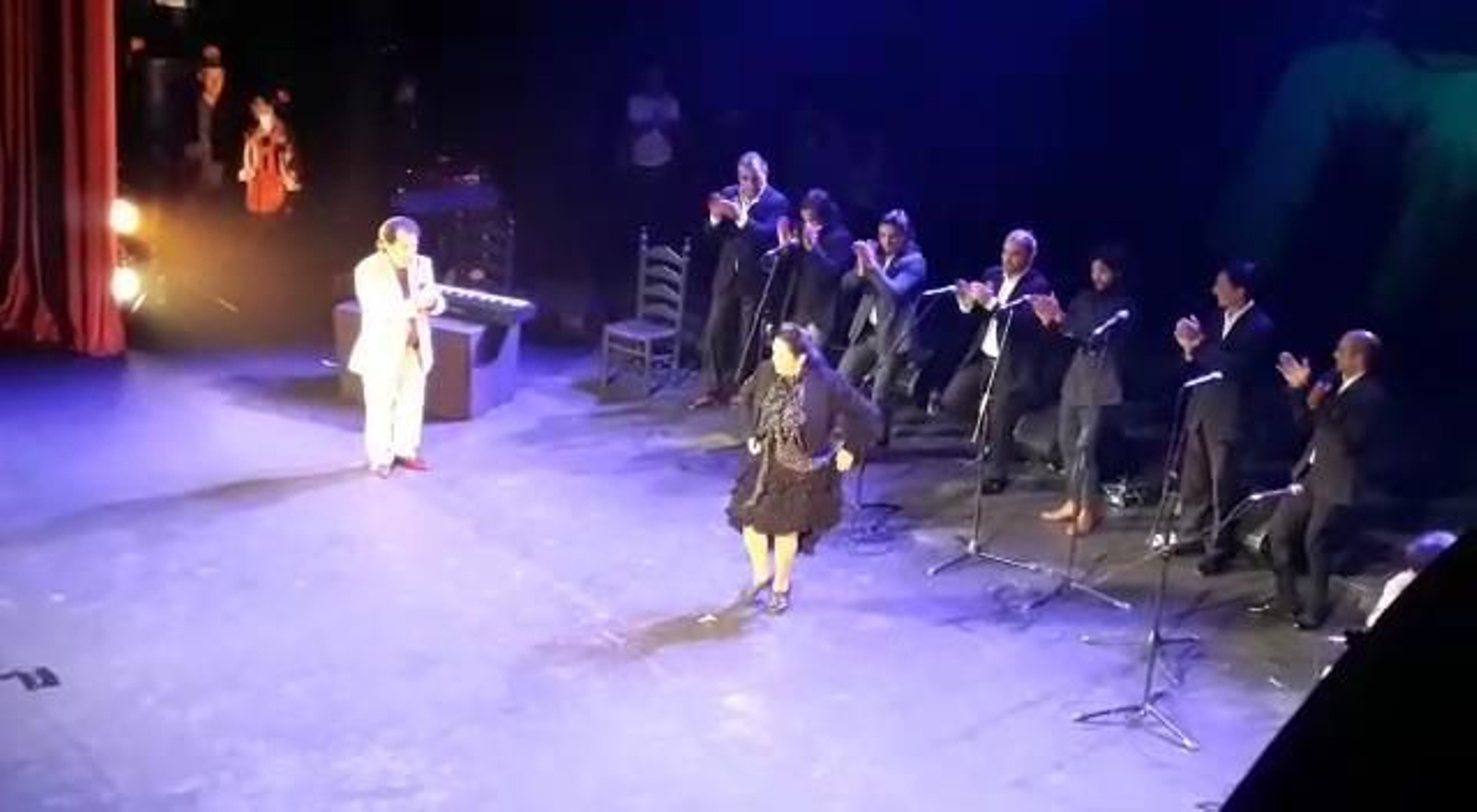 Juan Villar le canta a La Farruca, durante el 50 aniversario profesional del cantaor gaditano en el Gran Teatro Falla