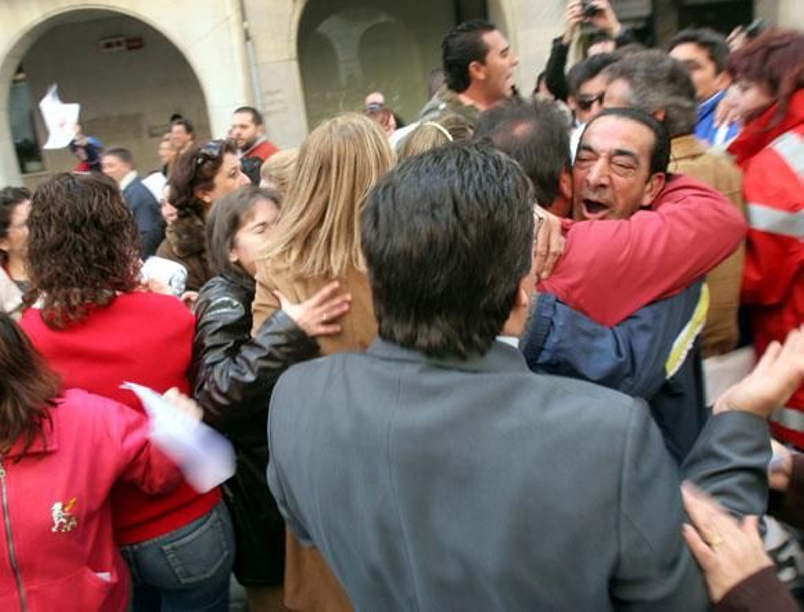 Cientos de personas toman la Gran Vía para pedir "que vuelva Mari Luz"