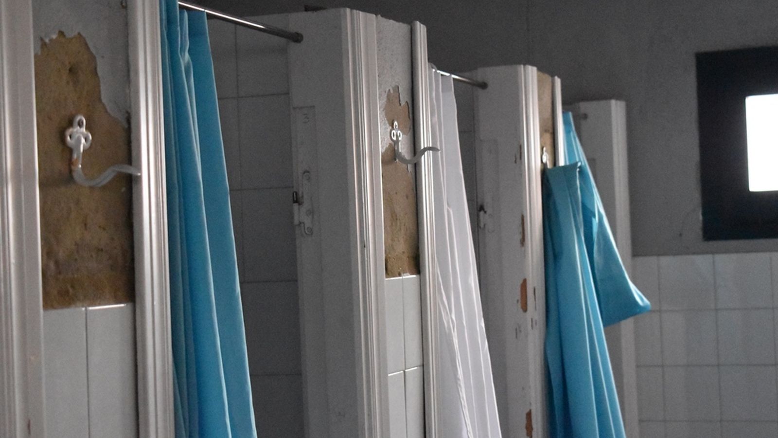 Azulejos caídos en las duchas.