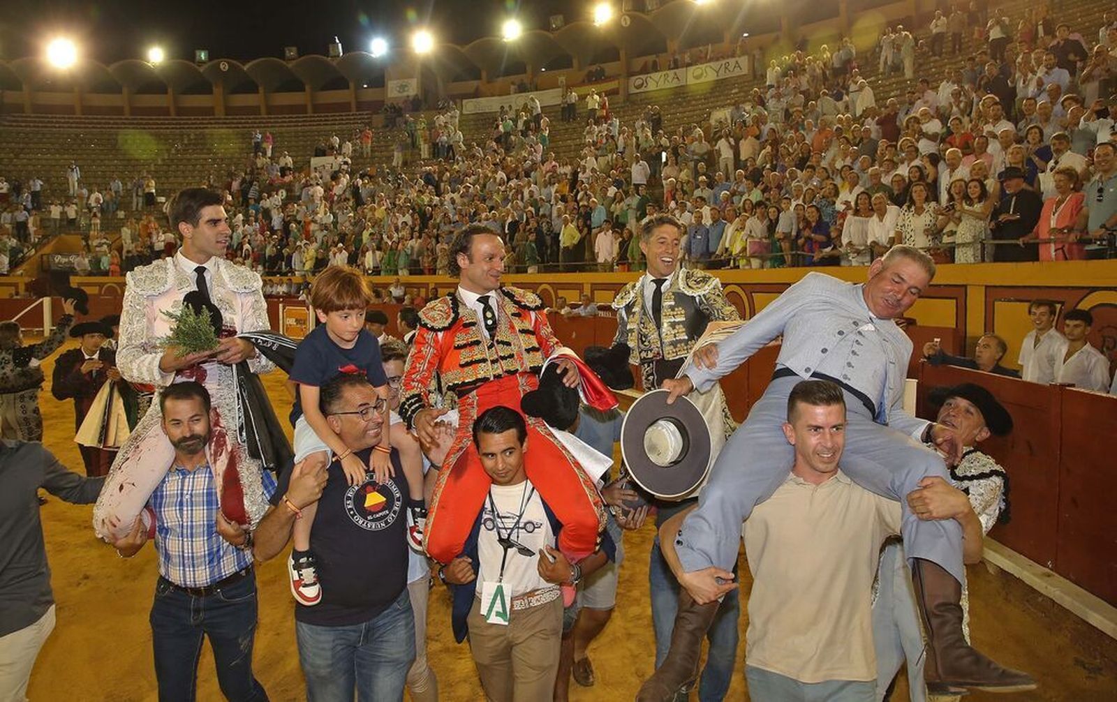 Los toreros salen a hombros en la última corrida de la Feria de Algeciras.