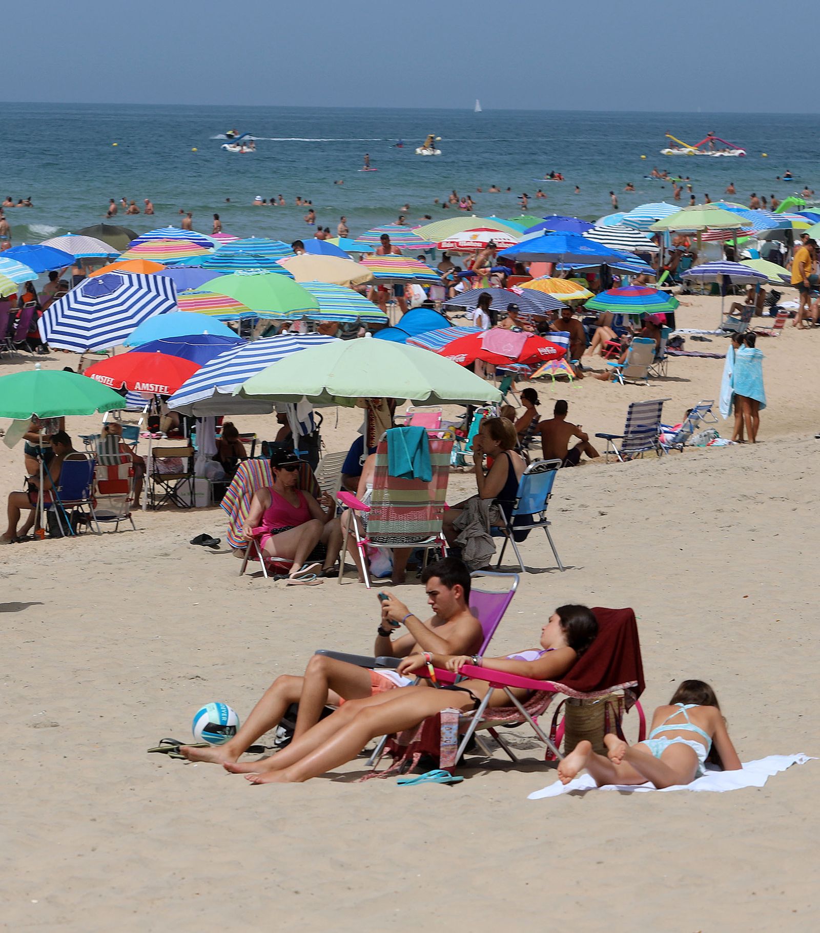 Imágenes del caluroso fin de semana en las playas de Huelva