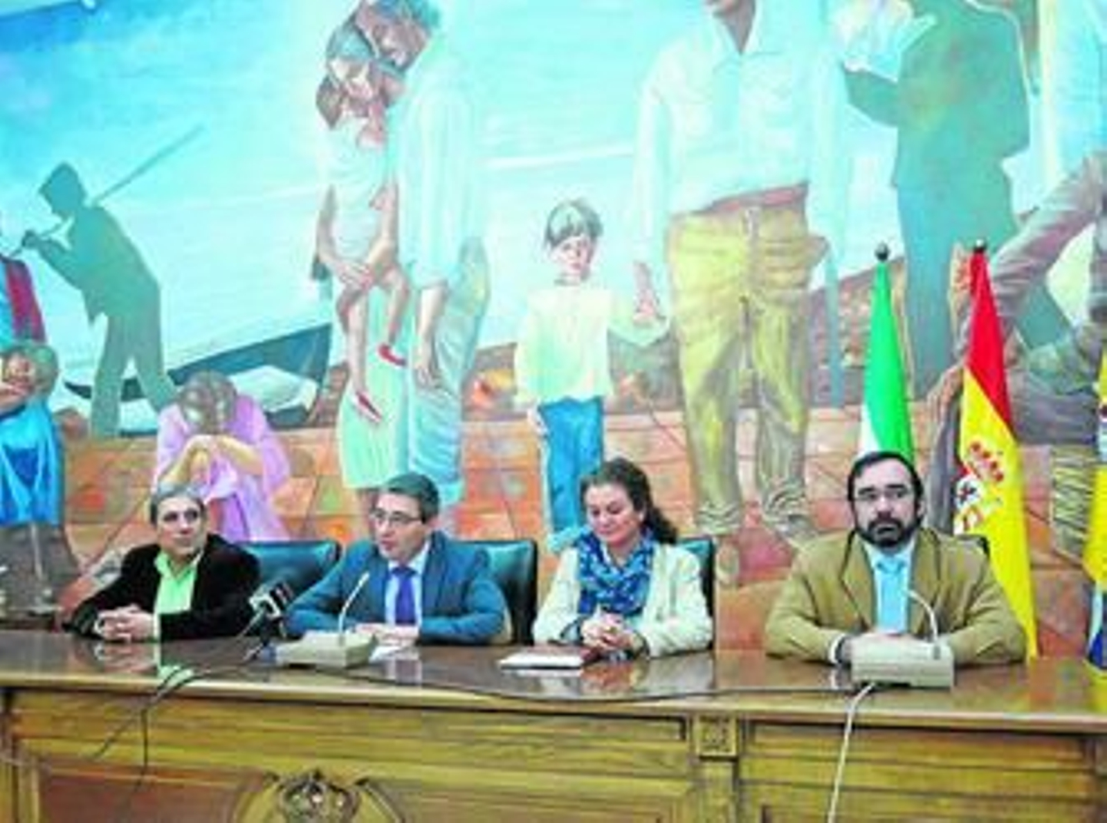 El alcalde, el segundo por la izquierda, ayer, en conferencia de prensa.