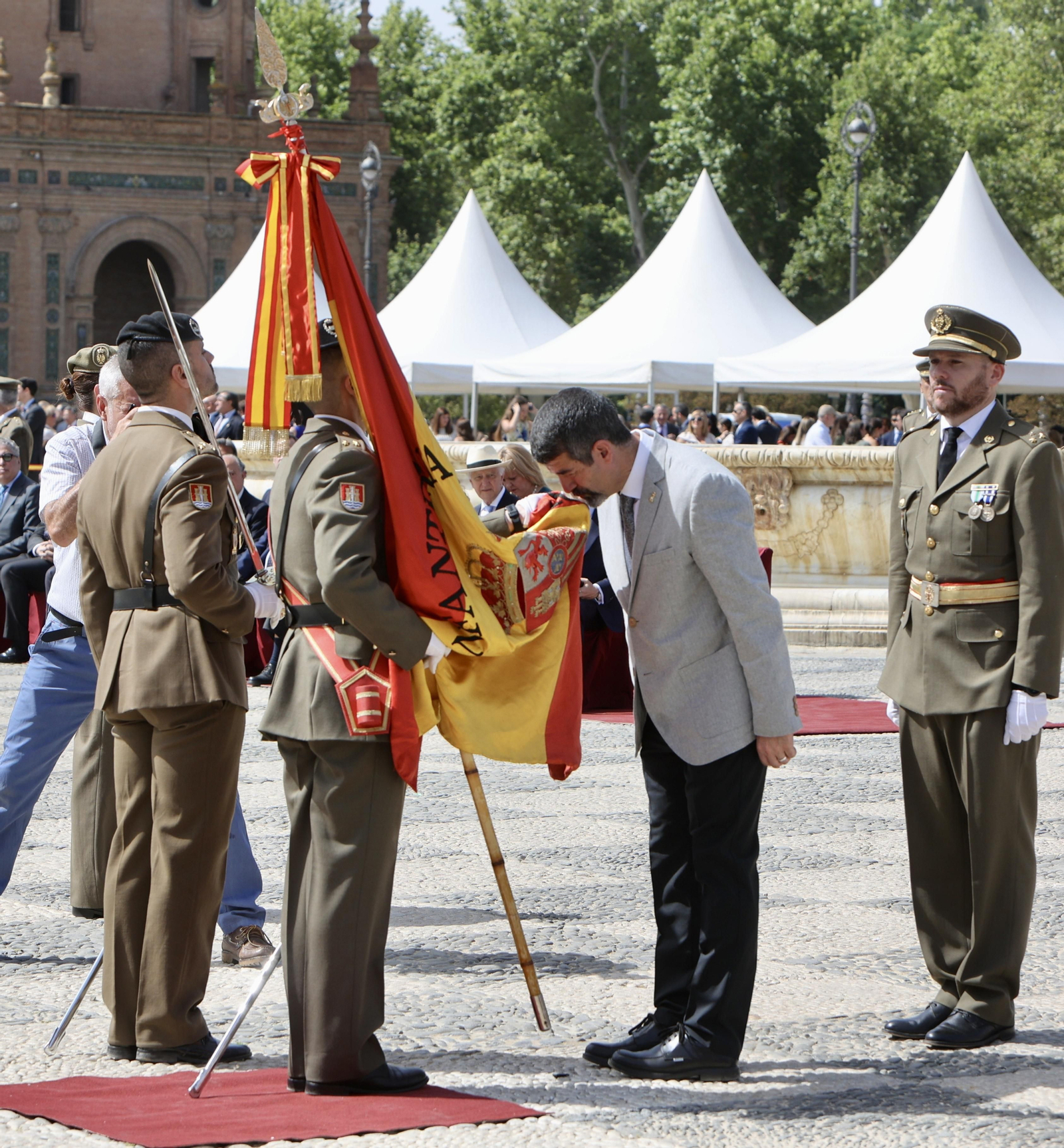 Jura de bandera de personal civil en Sevilla